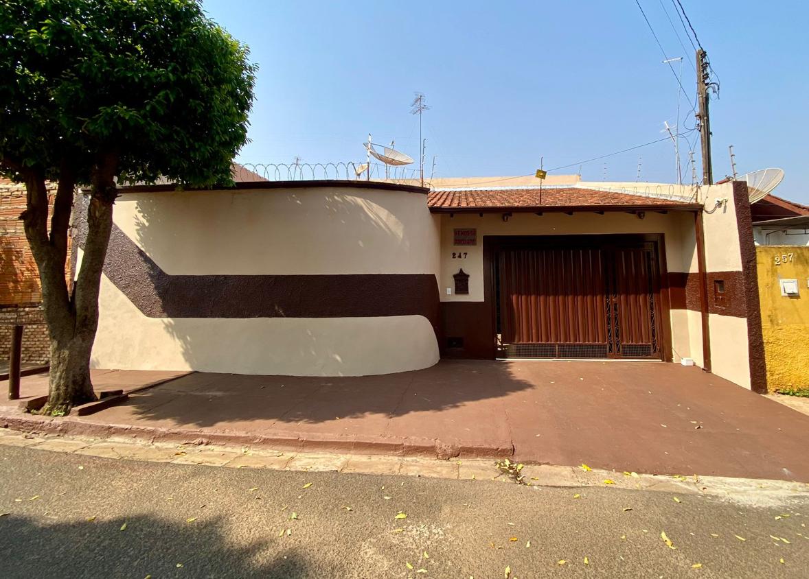 Casa à venda com 3 quartos, 213m² - Foto 1