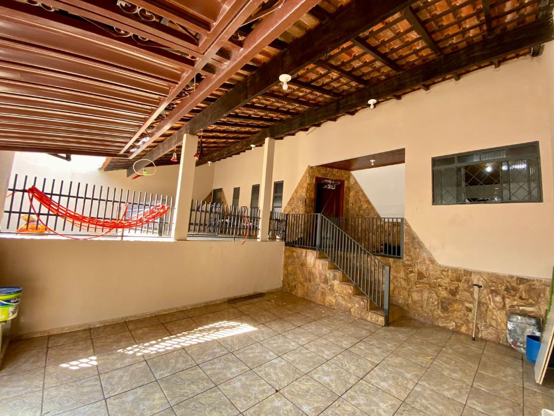 Casa à venda com 3 quartos, 213m² - Foto 2