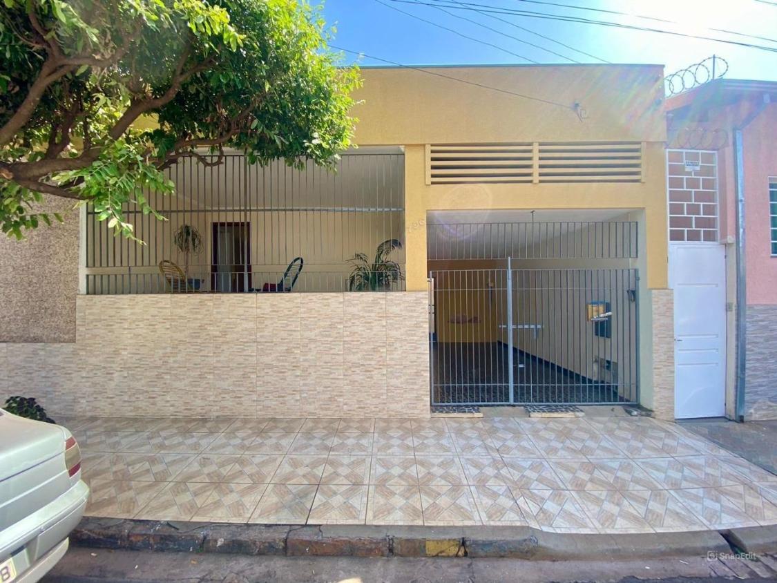 Casa à venda com 3 quartos, 244m² - Foto 1