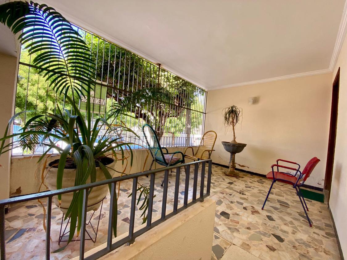 Casa à venda com 3 quartos, 244m² - Foto 2