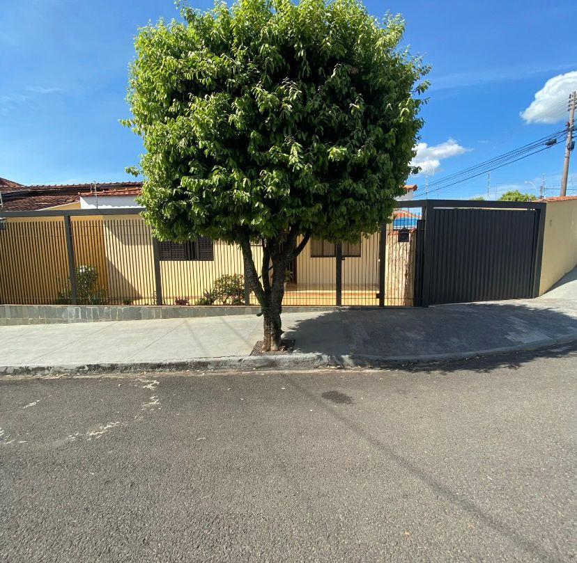 Casa à venda com 3 quartos, 250m² - Foto 1