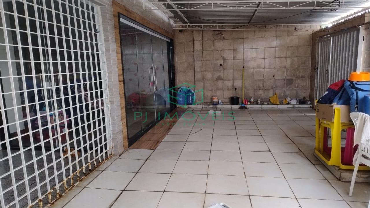 Casa à venda com 5 quartos, 200m² - Foto 2