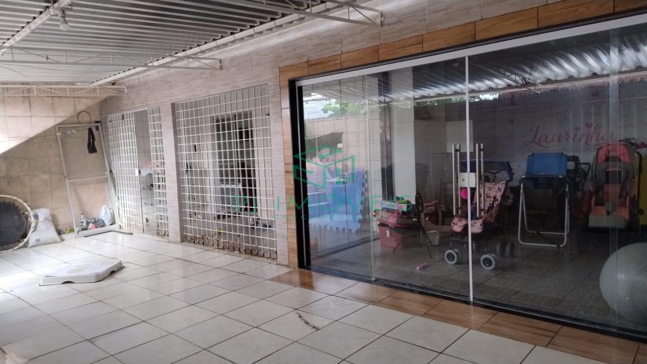 Casa à venda com 5 quartos, 200m² - Foto 1