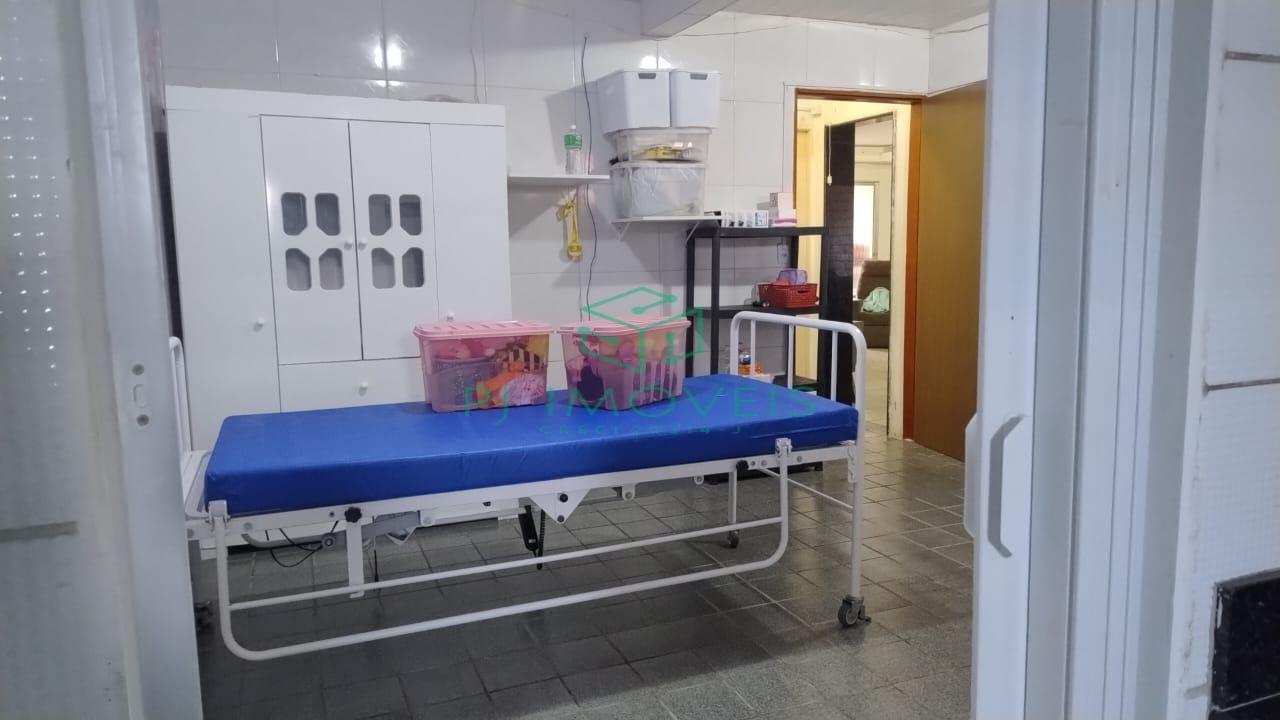 Casa à venda com 5 quartos, 200m² - Foto 11