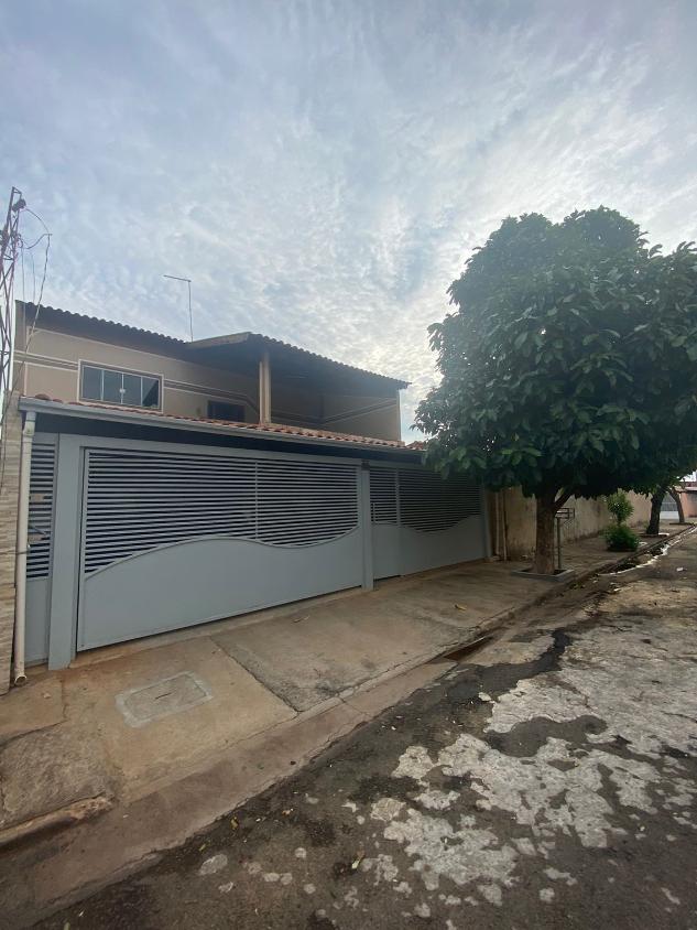 Sobrado à venda com 4 quartos, 300m² - Foto 1