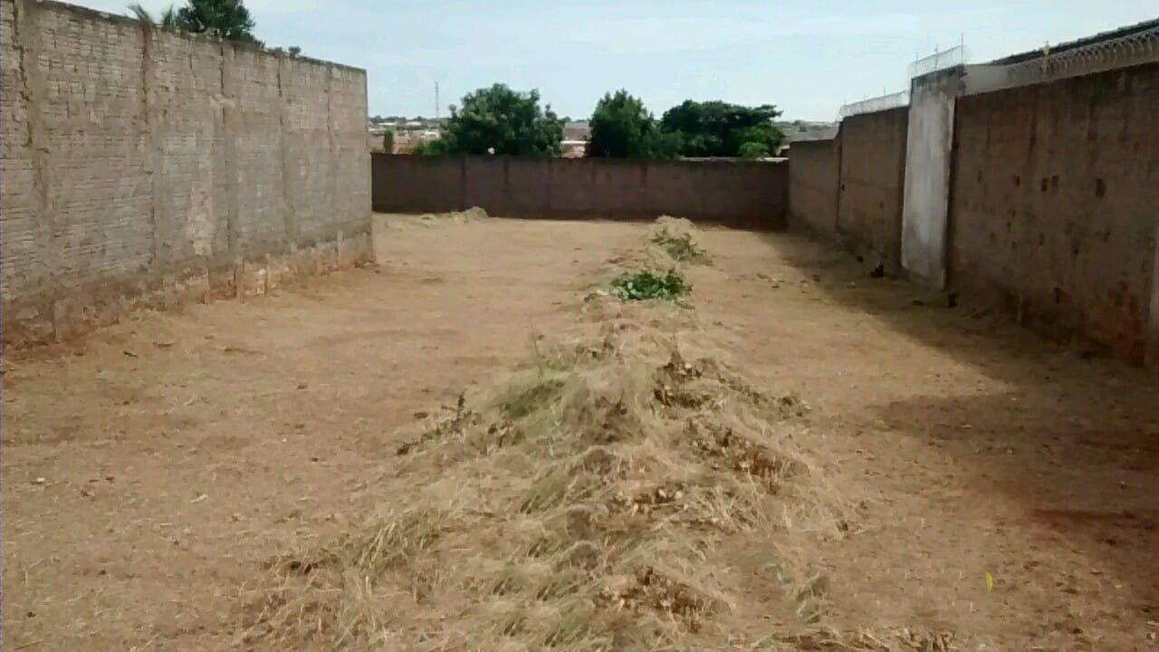 Loteamento e Condomínio, 900 m² - Foto 1