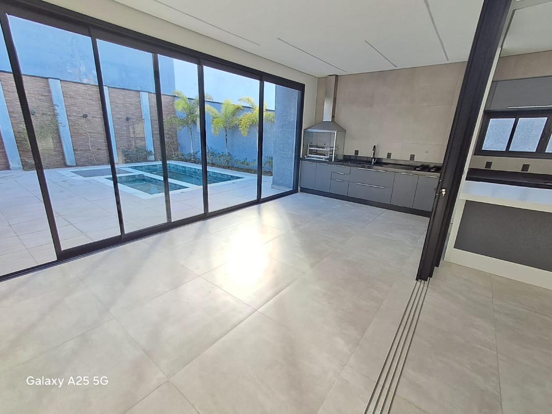 Casa de Condomínio à venda e aluguel com 4 quartos, 265m² - Foto 1
