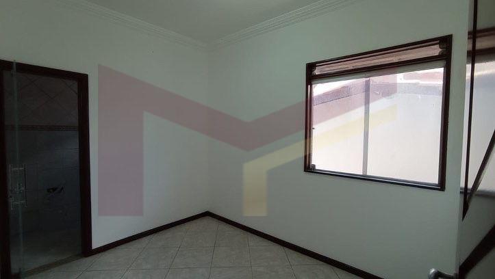 Casa à venda com 4 quartos, 200m² - Foto 2