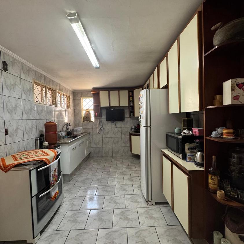 Casa à venda com 2 quartos, 180m² - Foto 2