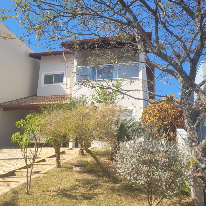 Casa de Condomínio à venda com 3 quartos, 241m² - Foto 1
