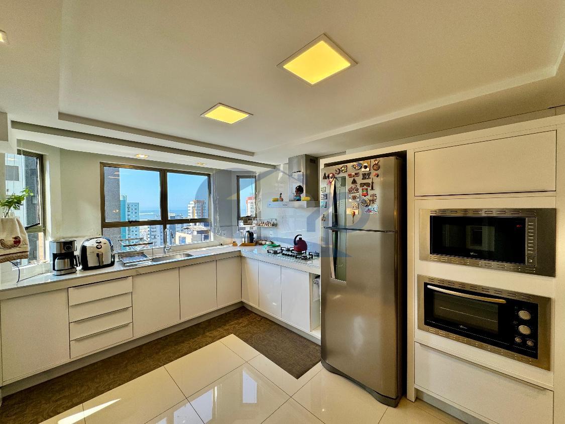 Apartamento à venda com 3 quartos, 198m² - Foto 9