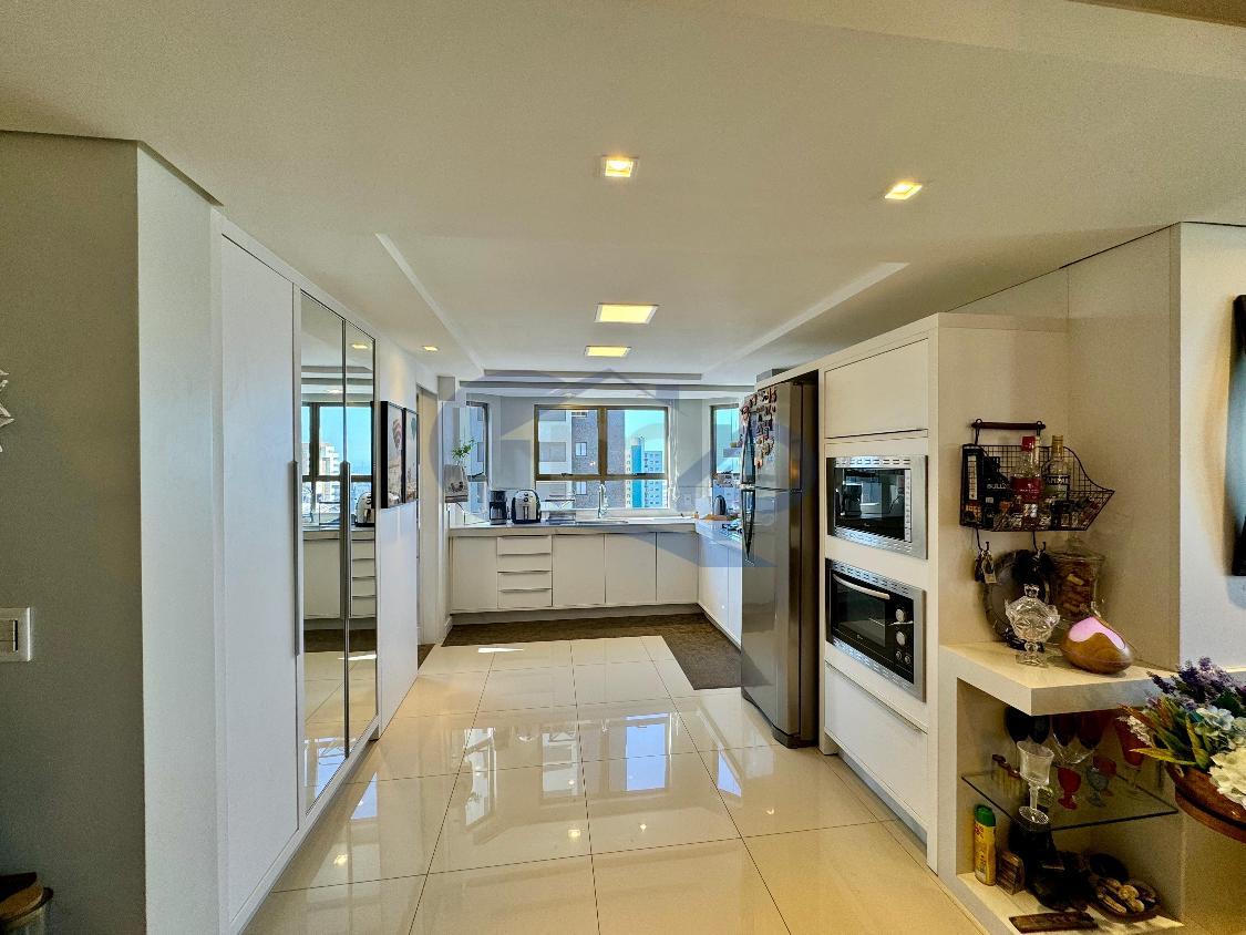 Apartamento à venda com 3 quartos, 198m² - Foto 10
