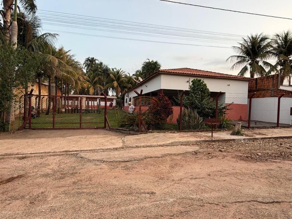 Chácara, 3 quartos, 1079 m² - Foto 1