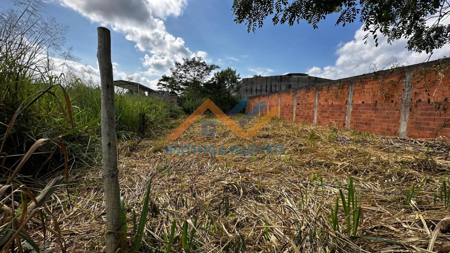 Lote plano com excelente posicionamento no bairro, a aproximadamente 300m