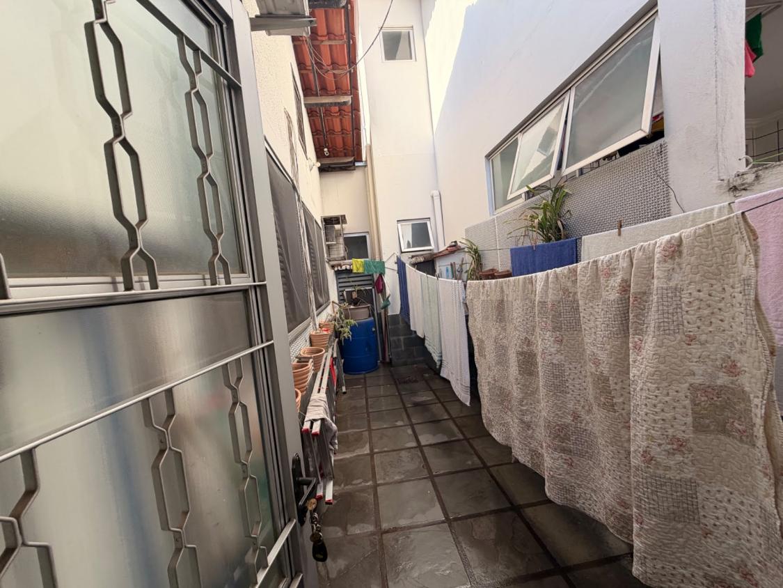 CASA COM DUAS MORADIAS NO BAIRRO AREAL - EXCELENTE OPORTUNIDADE DE INVESTIMENTO   Por R$ 1.800.000,00   Excelente oportunidade para quem busca um imóvel amplo, versátil e com grande potencial de ge